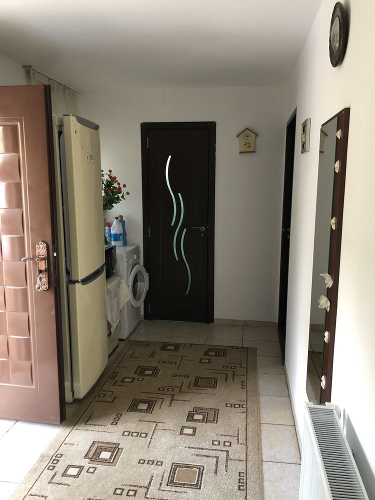 Inchiriez casa la curte
