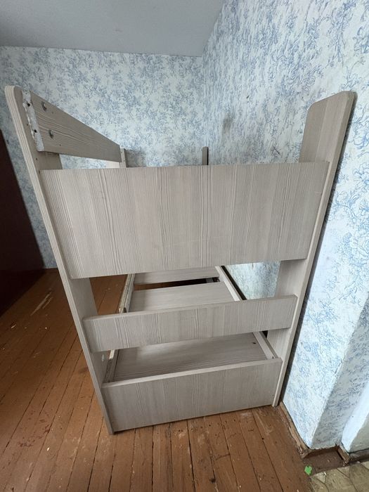 Двухэтажная кровать. Подойдет подросткам и взрослым невысоким.