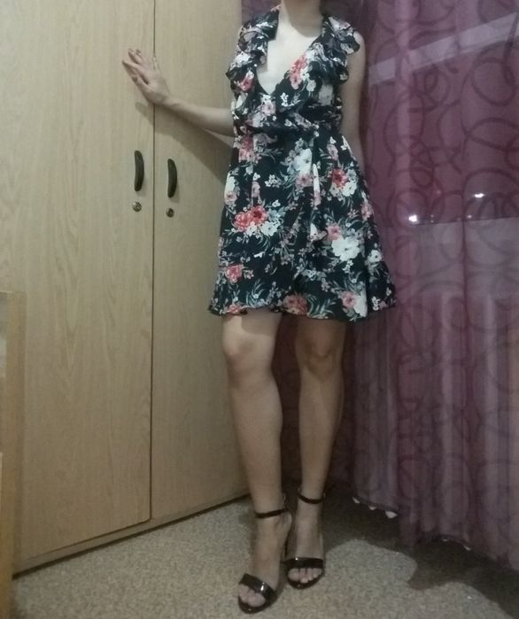 Rochie de vara colorata, cu volănașe. Noua
