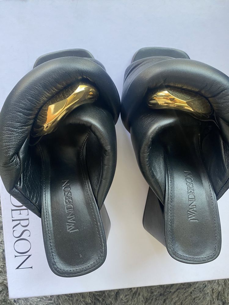Обувки Stuart Weitzman, Loewe x On, JW Andrerson