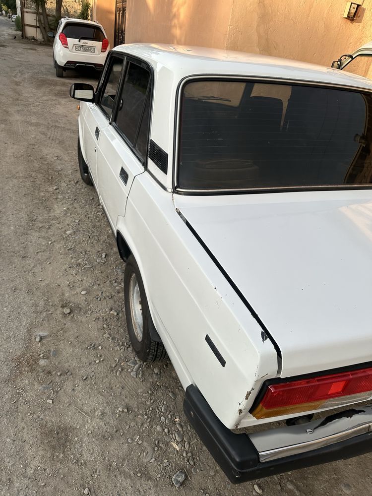 Lada 2107 sotiladi