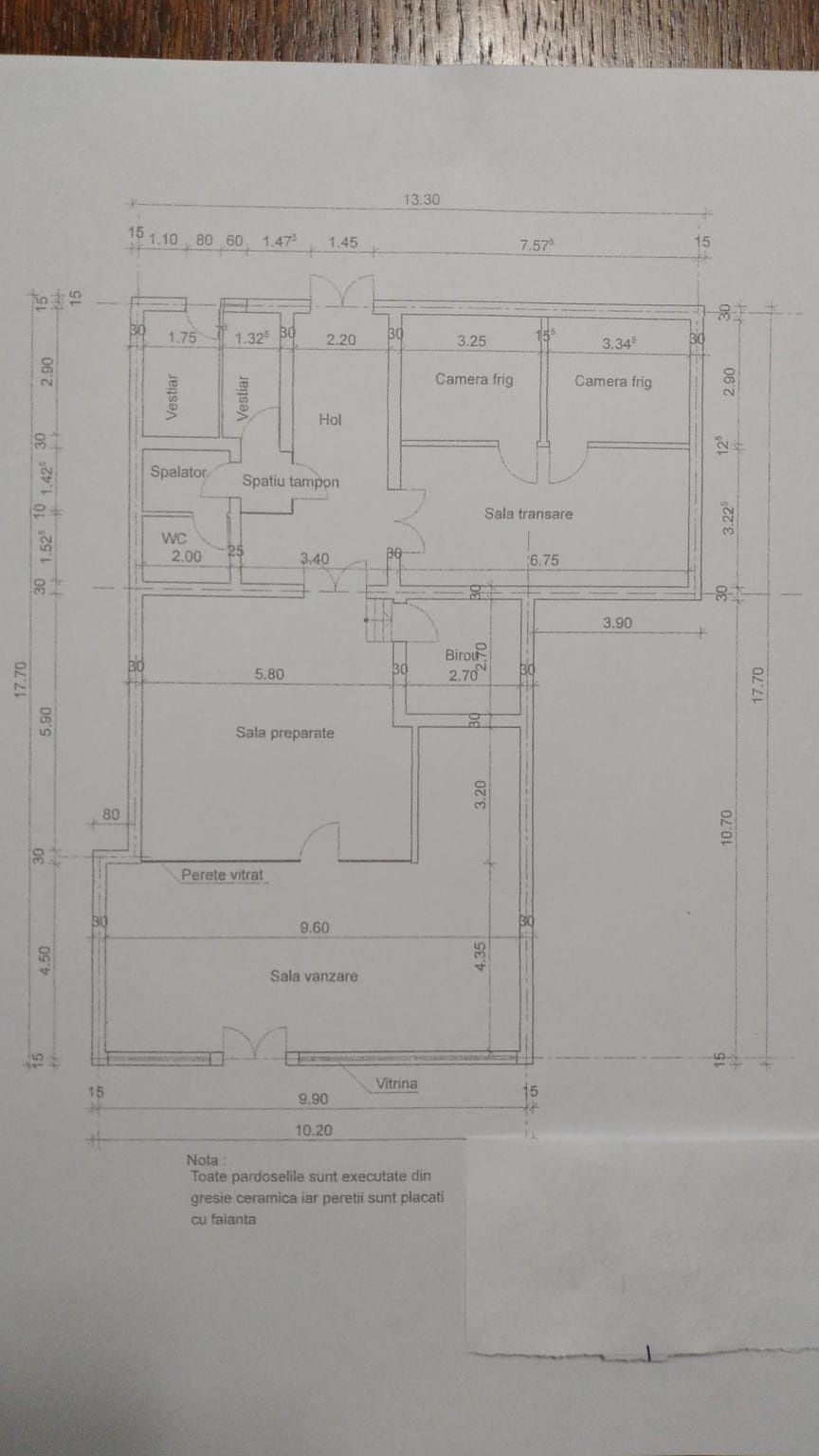 Închiriez spstiu comercial