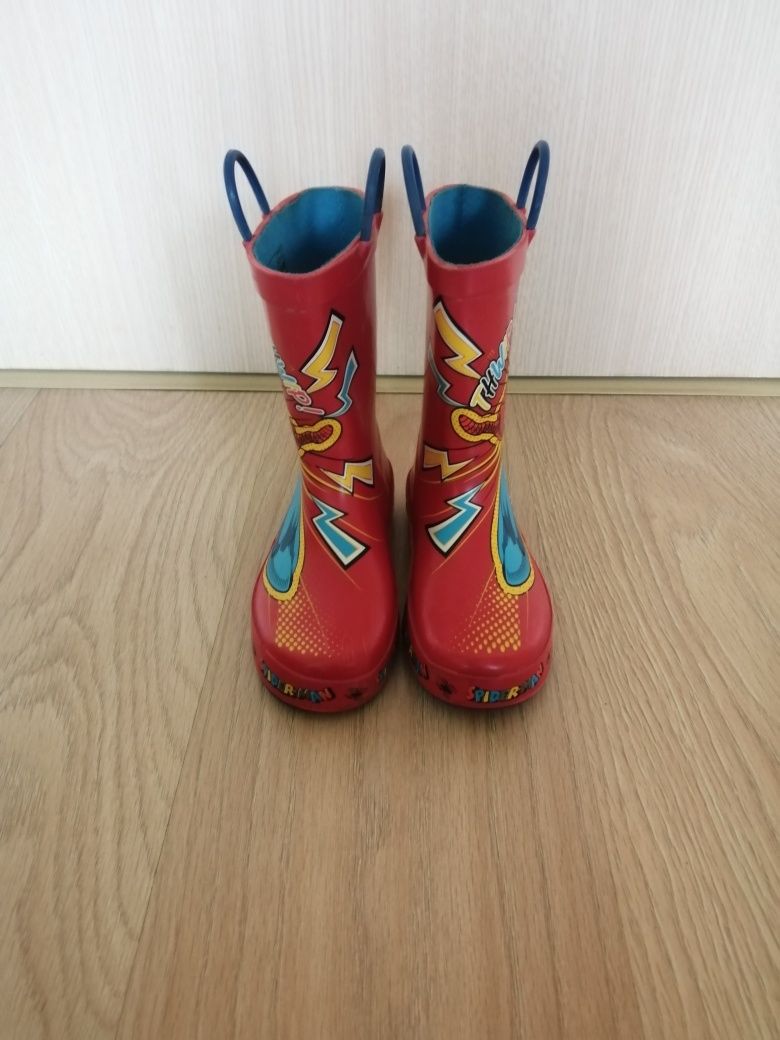 Обувки за момче.