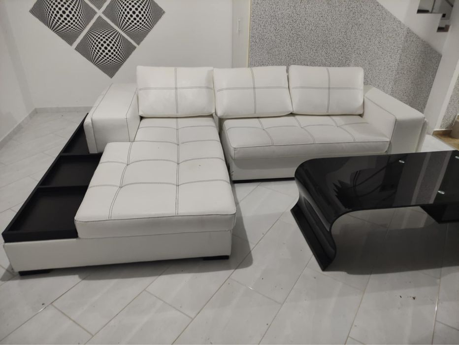 Ъглов диван от еко кожа с рафтове