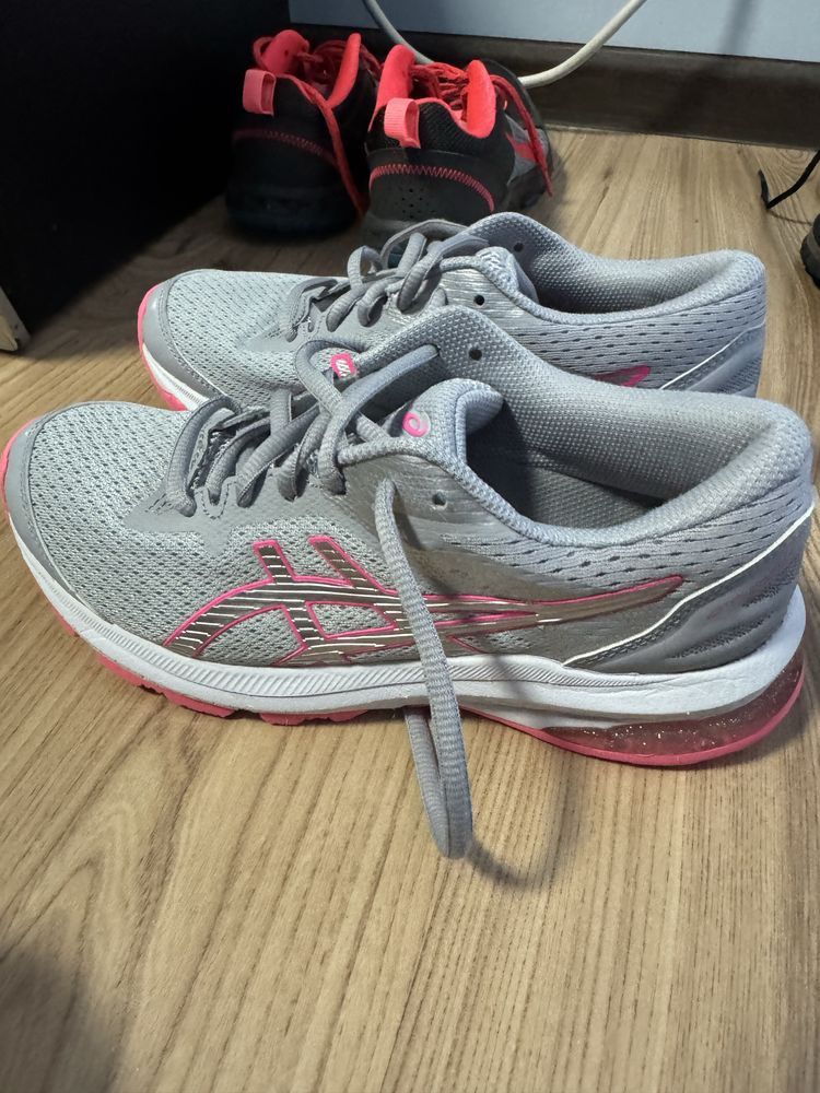 Продавам два чифта маратонки new balance и asics