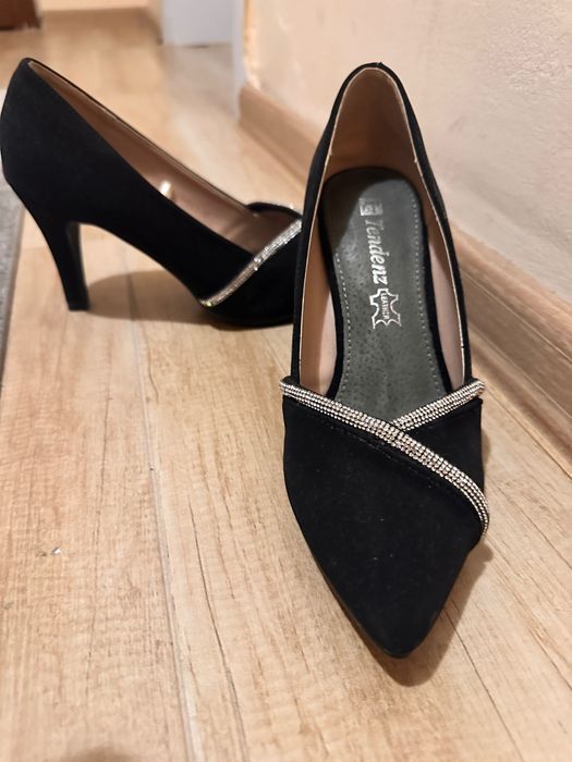 Елегантни обувки с ток