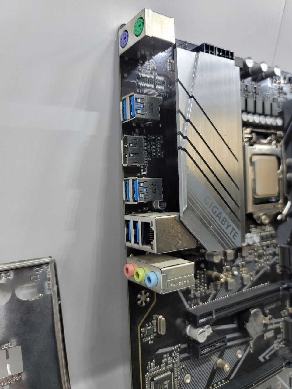 Gigabyte Z590D holati ideal