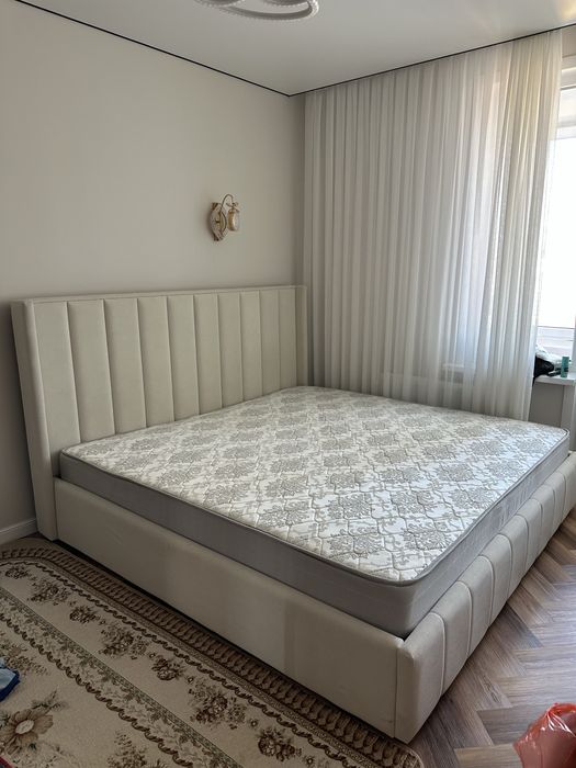 Двуспальная кровать с матрацом