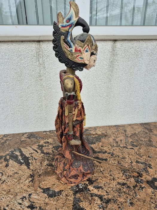 Vând o papusa statuieta lemn,scluptata pictata manual ,made Indonezia