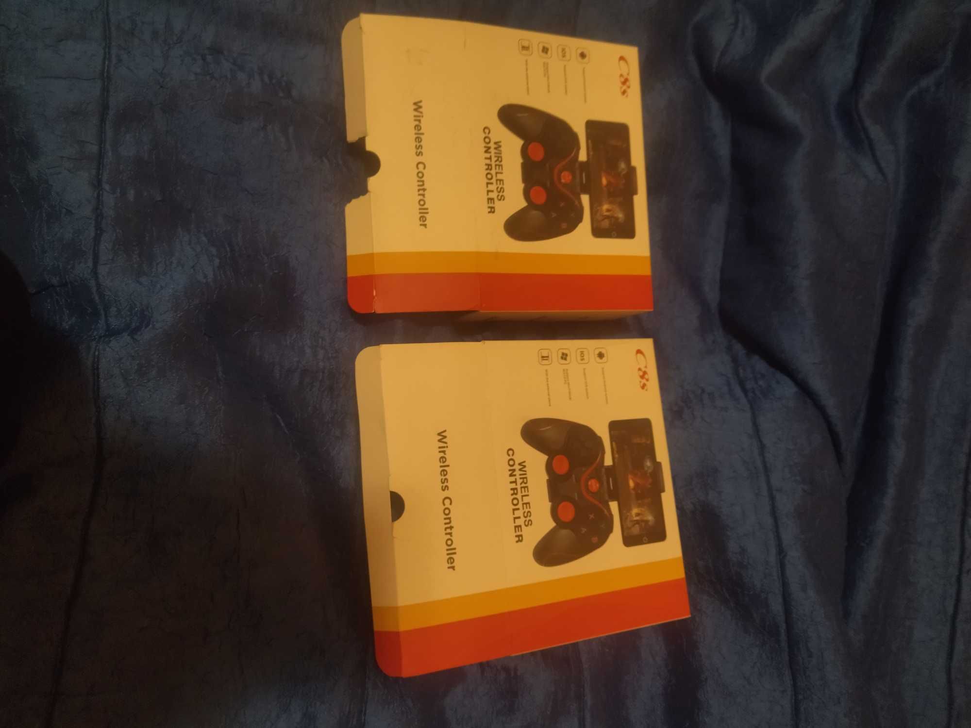 Продавам 2бр gamepad-a с поставка за телефон