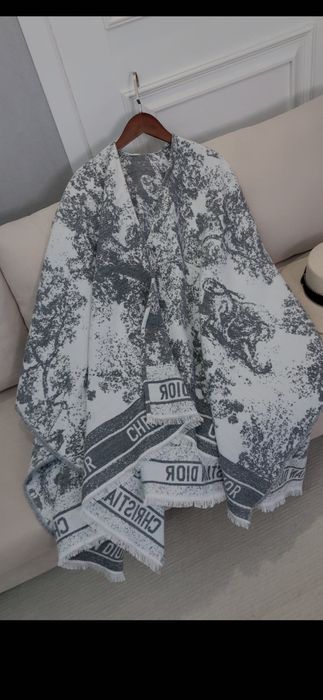 Poncho Christian Dior, model 2026-iarnă