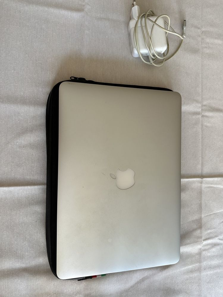 Лаптоп Macbook Air + мишка, кейс, стойка и преходник