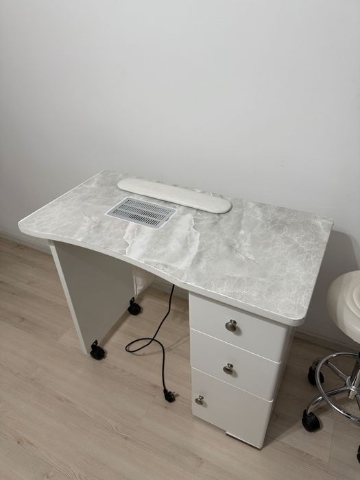 Masă manichiură + scaun rotativ