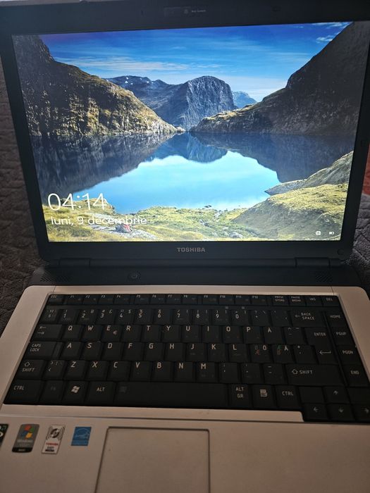 Vând laptop toshiba Satellite L300D