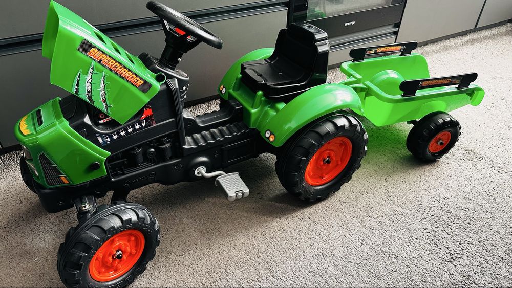 Tractor cu pedala pentru copii