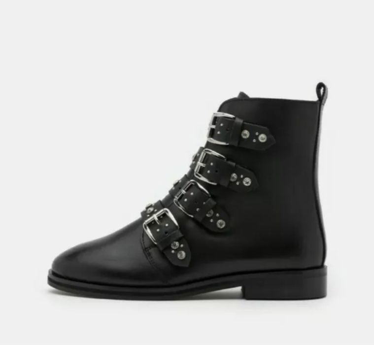 Ghete din piele, dama