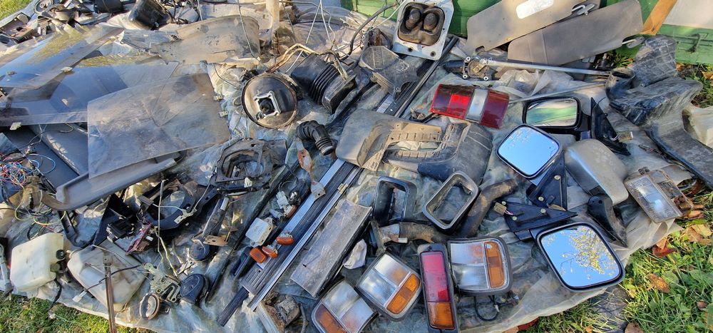 Vand la pachet cu piese Opel monterey V6, motorul mașinii e funcțional