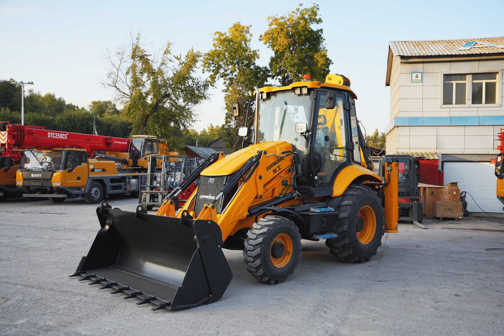 Экскаватор-погрузчик 3 в 1 Lonking 83C 2025 г. 1,2 м³