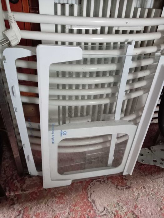 Rafturi și sertare frigider.