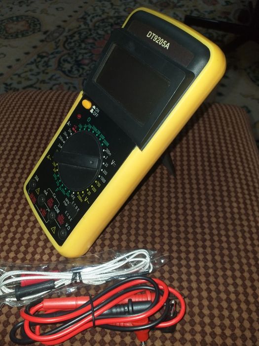 Multimetru digital