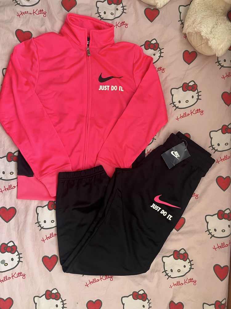 Продава се оригинален анцуг Nike за момичета – чисто нов с етикет!