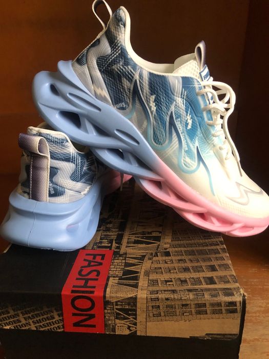 Vând pantofi sport bărbați