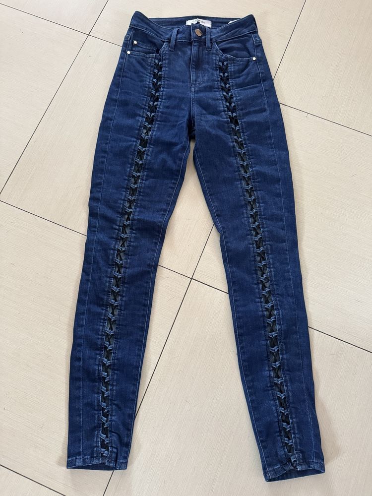 Дънки на марката Guess