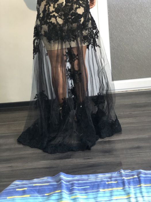 Rochie eleganta bej cu trena din dantela neagra