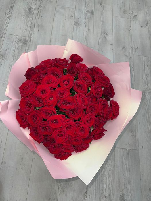 Свежие 51 красная роза