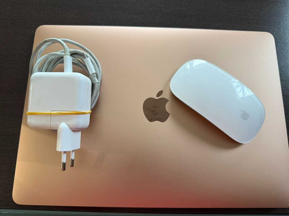 MacBook Air 13” (2020, A2179) – ново състояние + зарядно + Magic Mouse