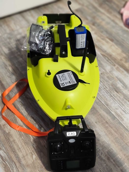 Лодка за захранка D18