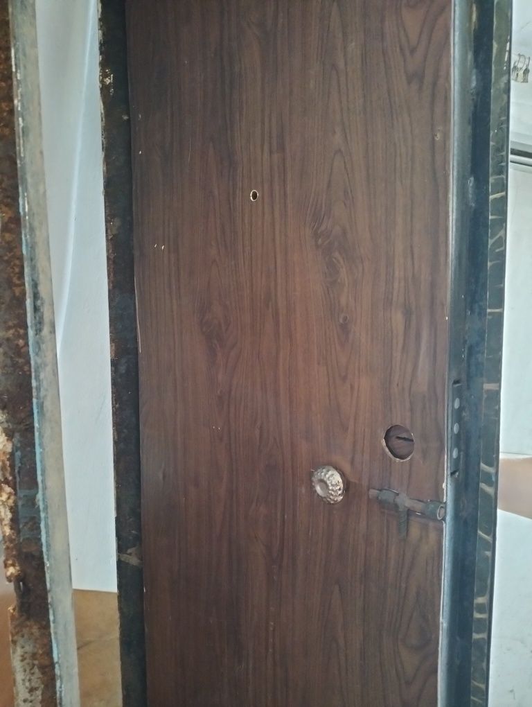 Продам дверь железную