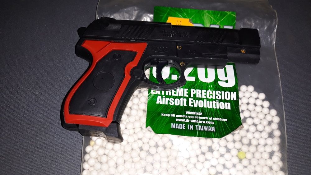 Pistol cu bile tip airsoft
