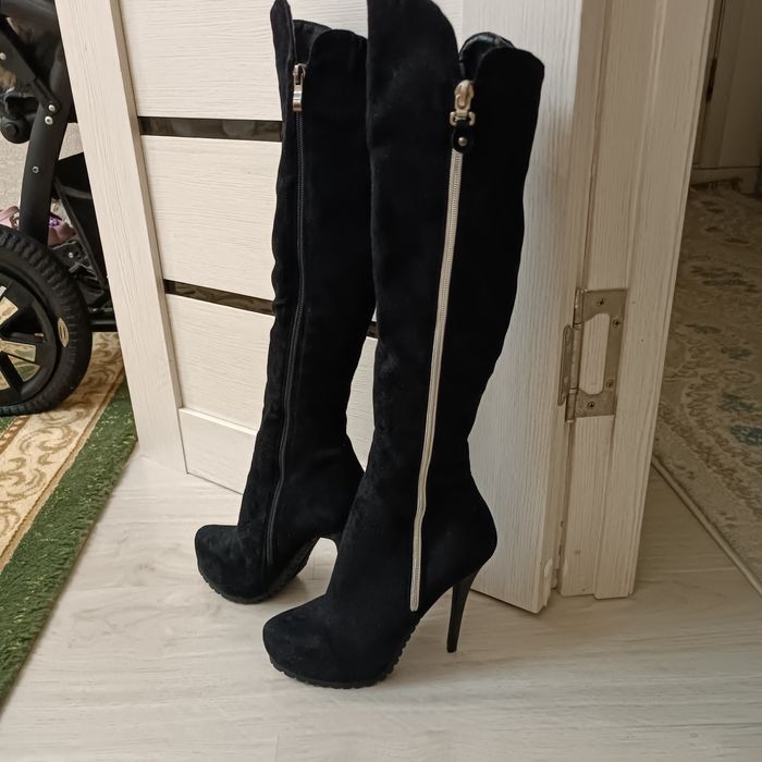 Продам черные замшевые сапоги- ботфорты