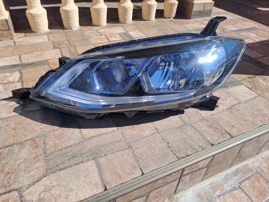 Far stânga nissan pulsar