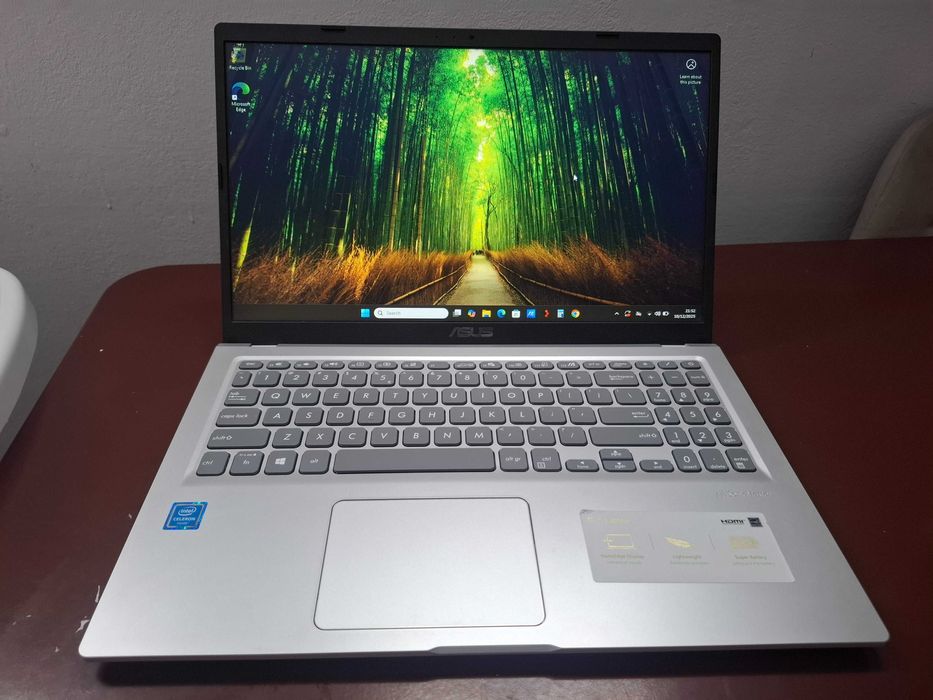 Vand laptop ASUS ,stare foarte buna 10/10 aspect si functionare,240 GB