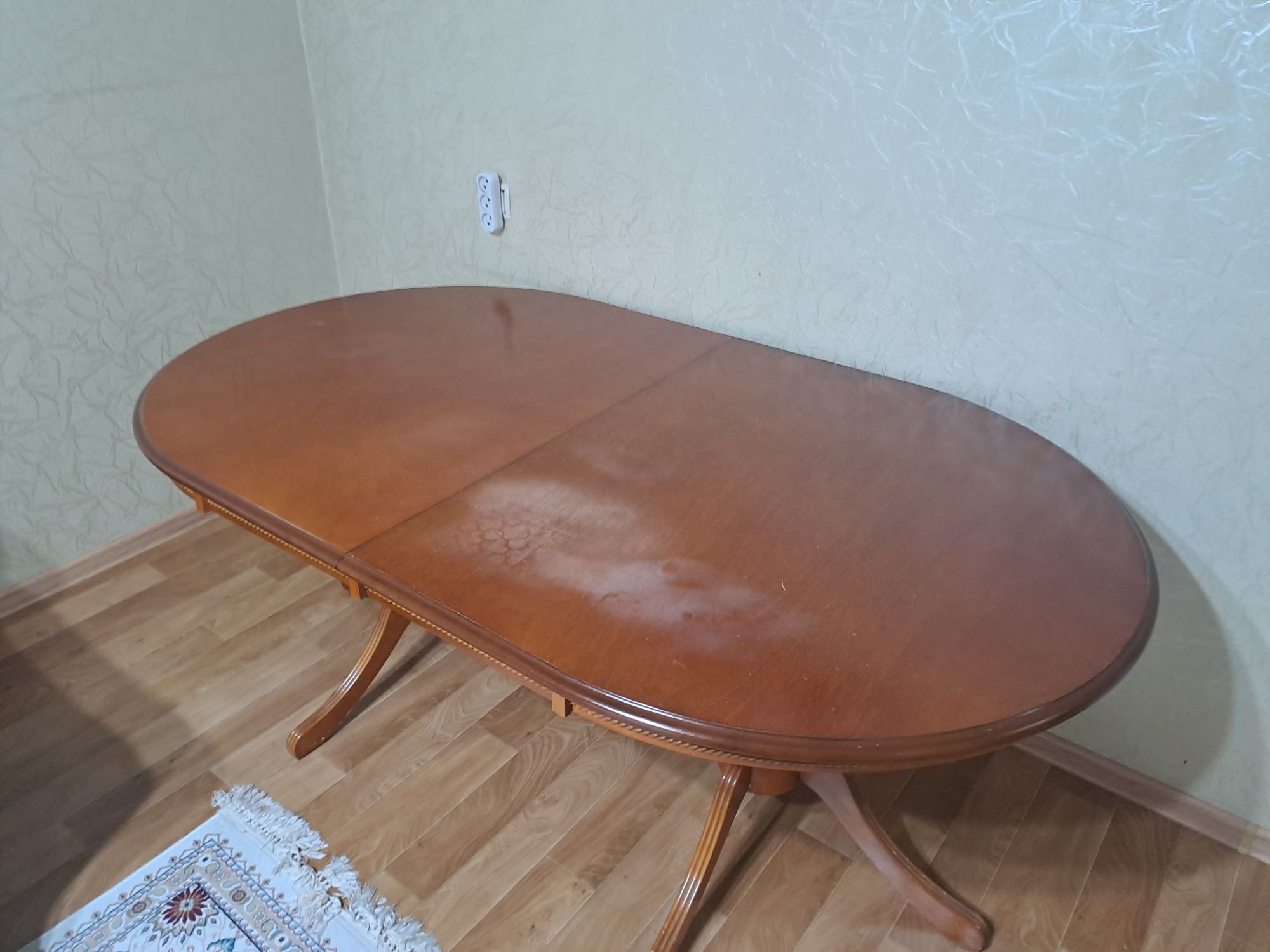 Стол для гостинной