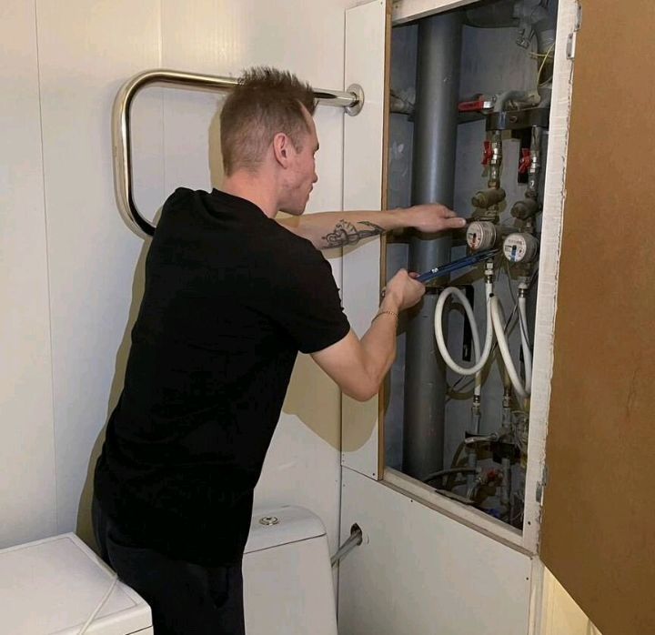 Сантехник со стажем работы.