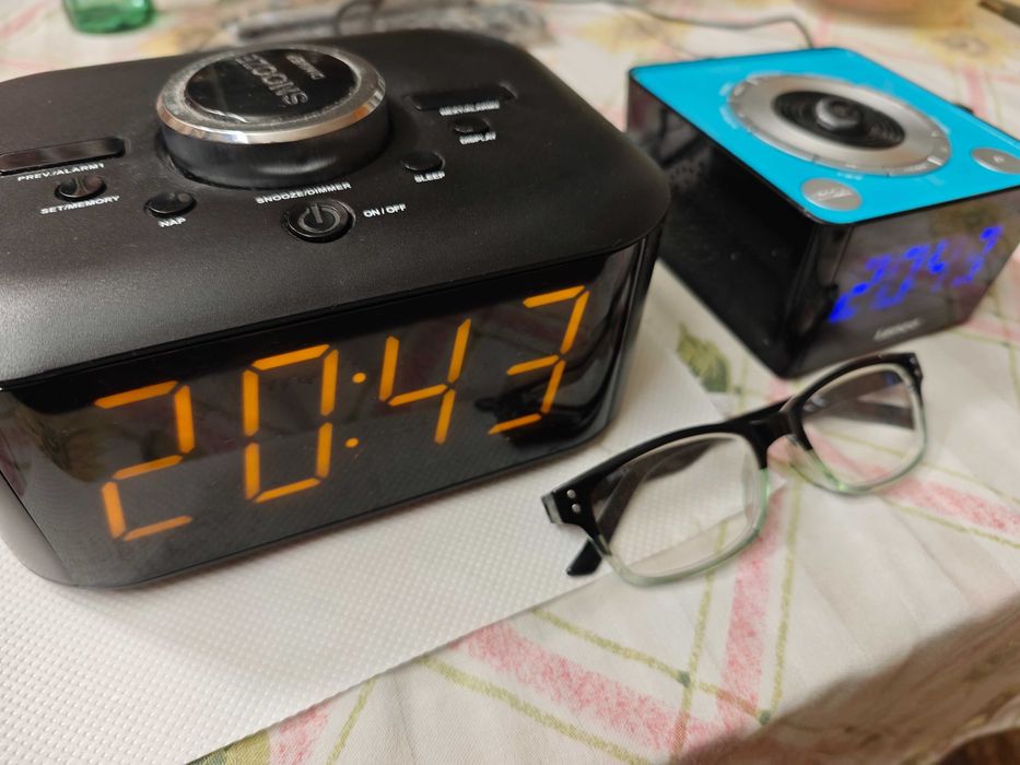 Часовник за спалня, хол или кухня с радио, аларма и прожекция