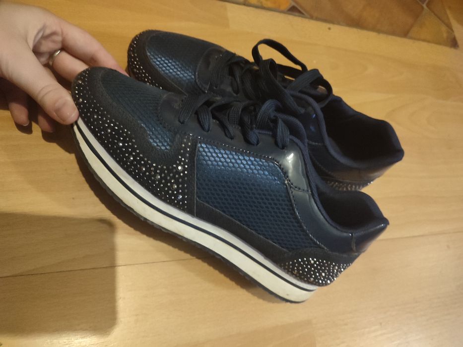 Vând Papuci  in stare buna   ,mărimea 38