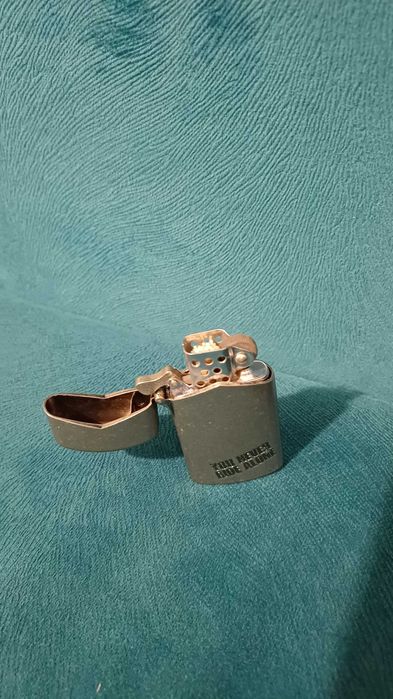 Bricheta metaliza Marlboro Zippo pe benzină  - nefolosită