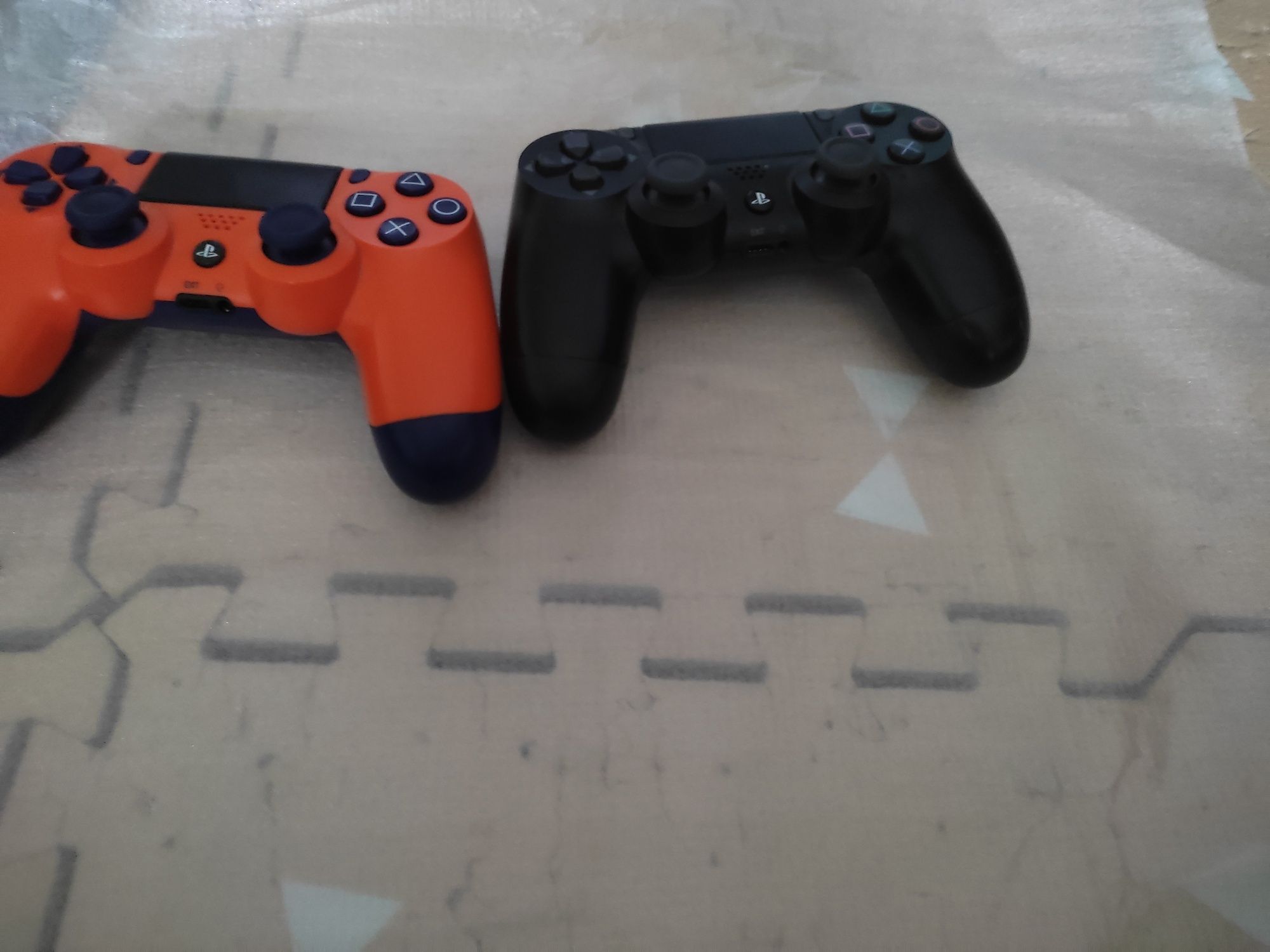 Продавам PS4 с два джойстика и 4 игри