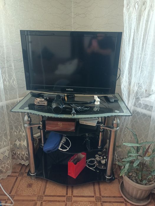 Телевизор и тумба