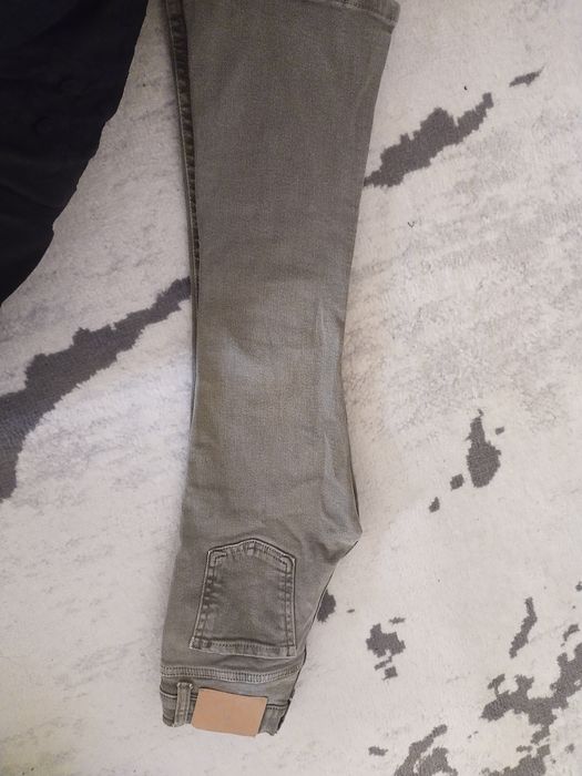 Брюкчалар сотилади .