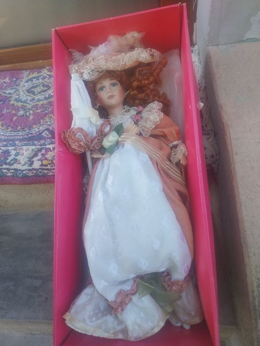 Vând păpușă portelan 50cm