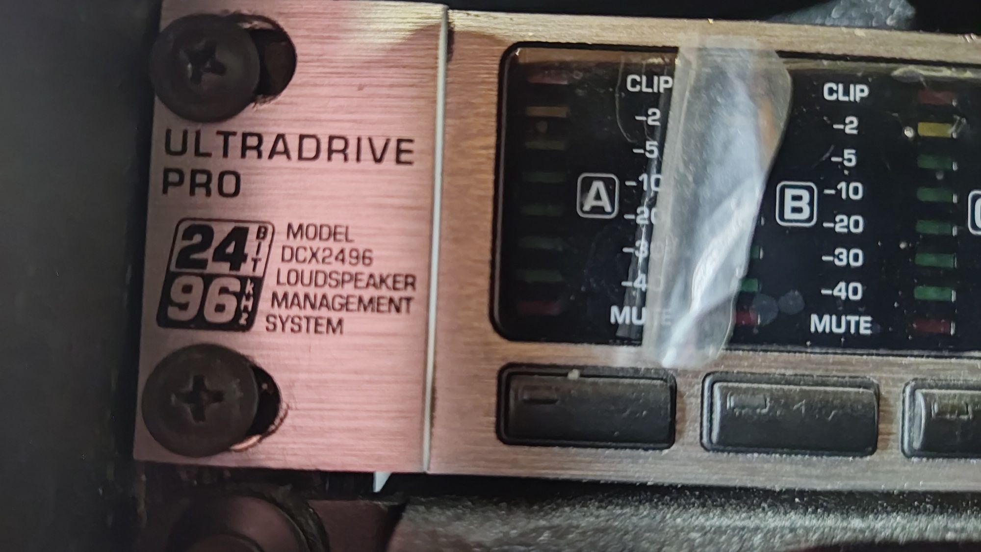 Продавам процесор behringer dcx 2494