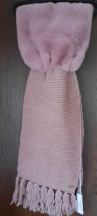 Чисто нов Зимен шал Guess