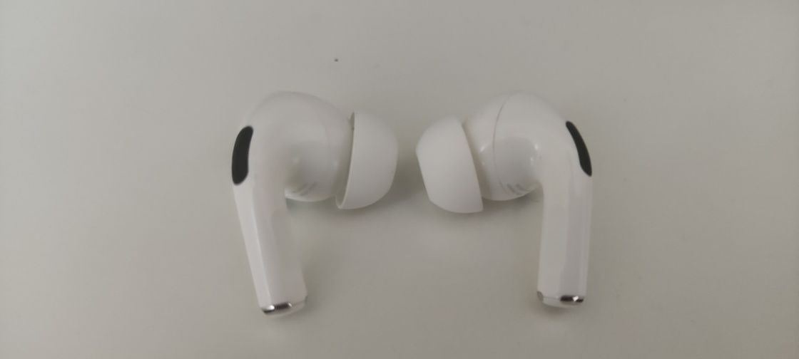 Продам наушники левый ухо и правый ухо от airpods pro оригинал