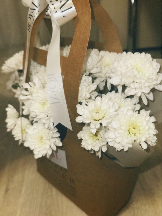 Белые хризантемы