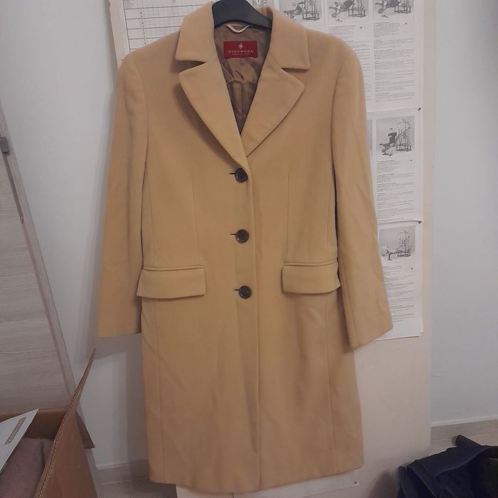 Vând palton bej, aspect de lână cu interior satinat.